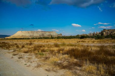 Cappadocia, Anadolu, Türkiye. Peri bacası. Alan yolu. Mantar Dağları ile güzel manzara. Paketleme mantar Vadisi'ndeki taş