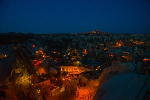 Iluminado Las Calles Nocturnas Goreme Turquía Capadocia Horizonte Uchisar Increíble —  Fotos de Stock