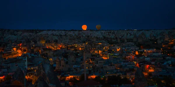 Iluminado Las Calles Nocturnas Goreme Turquía Capadocia Famoso Centro Globos —  Fotos de Stock