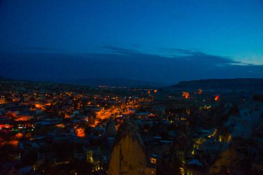 Göreme, Türkiye, Kapadokya'nın gece sokakları aydınlatılmış. Uçuş balon ünlü ortasına. Muhteşem gece manzarası.