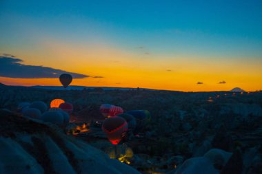 Kapadokya - Balon Turu büyük turistik cazibe. Cappadocia dünyanın her yerinden sıcak hava balonları ile uçmak için en iyi yerlerden biri olarak bilinir. Göreme, Anadolu, Türkiye'de seyyar kavramı arka plan.