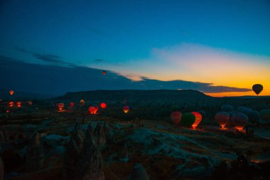 Göreme, Anadolu, Türkiye. Kapadokya - Balon Turu büyük turistik cazibe. Cappadocia dünyanın her yerinden sıcak hava balonları ile uçmak için en iyi yerlerden biri olarak bilinir. Kavram arka plan seyahat.
