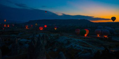 Göreme, Anadolu, Türkiye. Güzel gündoğumu vadiler üzerinden. Gökyüzünde uçan balonlar. En sevdiğiniz eğlencelerin turistler için. Kavram arka plan seyahat.