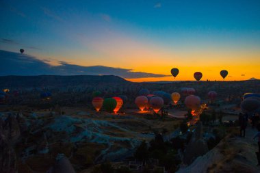 Göreme, Anadolu, Türkiye. Güzel gündoğumu vadiler üzerinden. Gökyüzünde uçan balonlar. En sevdiğiniz eğlencelerin turistler için. Kavram arka plan seyahat.