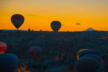 Göreme, Anadolu, Türkiye. Güzel gündoğumu vadiler üzerinden. Gökyüzünde uçan balonlar. En sevdiğiniz eğlencelerin turistler için. Kavram arka plan seyahat.