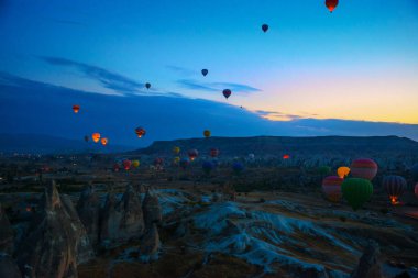 Kapadokya, Göreme, Anadolu, Türkiye. Çok sıcak hava balonu üzerinde uçan oluşumları vadi panorama muhteşem Cappadocia kayalar. Turistler için en sevdiğiniz eğlencelerin.