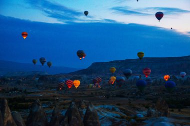 Kapadokya, Göreme, Anadolu, Türkiye. Çok sıcak hava balonu üzerinde uçan oluşumları vadi panorama muhteşem Cappadocia kayalar. Turistler için en sevdiğiniz eğlencelerin.