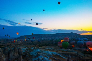 Kapadokya, Göreme, Anadolu, Türkiye. Çok sıcak hava balonu üzerinde uçan oluşumları vadi panorama muhteşem Cappadocia kayalar. Turistler için en sevdiğiniz eğlencelerin.