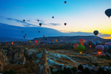 Kapadokya, Göreme, Anadolu, Türkiye. Sıcak hava balonu kaya manzaraya Kapadokya bağbozumu doğa arka plan üzerinde uçan. Turistler için en sevdiğiniz eğlencelerin.