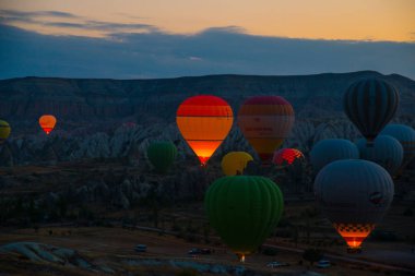 Kapadokya, Göreme, Anadolu, Türkiye. Akşam gökyüzünde, vintage doğa arka hava balonu. Turistler için en sevdiğiniz eğlencelerin.