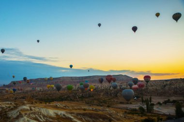 Göreme, Türkiye. Çok sayıda sıcak hava balonları tüm şafaktan hemen sonra havaya kaldır. Turistler için popüler eğlence