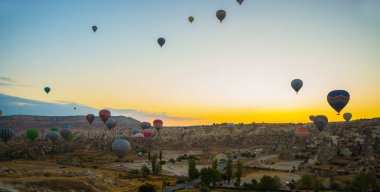 Göreme, Türkiye. Çok sayıda sıcak hava balonları tüm şafaktan hemen sonra havaya kaldır. Turistler için popüler eğlence