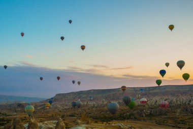 Kapadokya'da Balon erken sabah üzerinde uçan. Renkli bahar gündoğumu Red Rose Valley, Göreme Köyü konumu, Türkiye, Asya. Kavram arka plan seyahat.