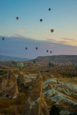 Kapadokya'da Balon erken sabah üzerinde uçan. Renkli bahar gündoğumu Red Rose Valley, Göreme Köyü konumu, Türkiye, Asya. Kavram arka plan seyahat.
