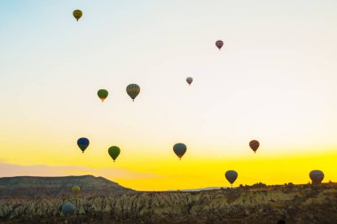 Kapadokya'da Balon erken sabah üzerinde uçan. Renkli bahar gündoğumu Red Rose Valley, Göreme Köyü konumu, Türkiye, Asya. Kavram arka plan seyahat.