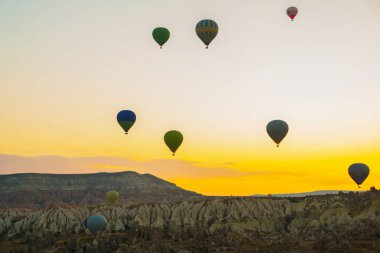 Kapadokya'da Balon erken sabah üzerinde uçan. Renkli bahar gündoğumu Red Rose Valley, Göreme Köyü konumu, Türkiye, Asya. Kavram arka plan seyahat.