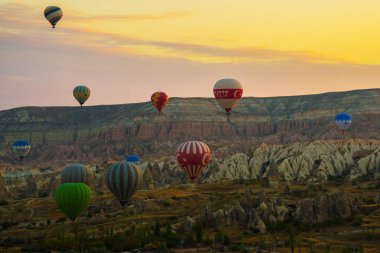 Kapadokya'da Balon erken sabah üzerinde uçan. Renkli gündoğumu Valley, Göreme Köyü konumu, Türkiye, Asya. Tarzı yazı işlenmiş fotoğraf.