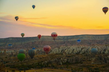 Kapadokya'da Balon erken sabah üzerinde uçan. Renkli gündoğumu Valley, Göreme Köyü konumu, Türkiye, Asya. Tarzı yazı işlenmiş fotoğraf.