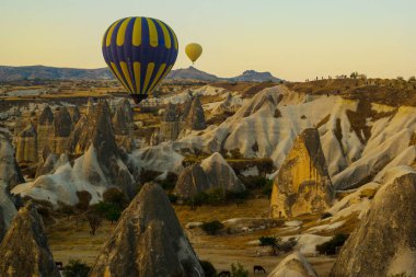 Kapadokya - balon turu büyük turistik cazibe. Cappadocia dünyanın her yerinden sıcak hava balonları ile uçmak için en iyi yerlerden biri olarak bilinir. Göreme, Kapadokya.