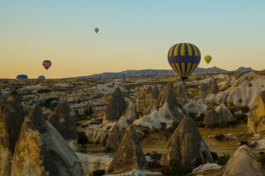 Kapadokya - balon turu büyük turistik cazibe. Cappadocia dünyanın her yerinden sıcak hava balonları ile uçmak için en iyi yerlerden biri olarak bilinir. Göreme, Kapadokya.