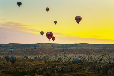 Kapadokya - balon turu büyük turistik cazibe. Cappadocia dünyanın her yerinden sıcak hava balonları ile uçmak için en iyi yerlerden biri olarak bilinir. Göreme, Kapadokya.