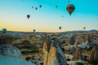 Cappadocia, Göreme, Anadolu, Turkey: renkli sıcak hava balonları, rock peyzaj üzerinde uçan Kapadokya sıcak hava balonları ile dünya çapında bilinen ve çok güzel bir yer. Turistler için popüler ve favori eğlence.