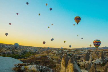 Cappadocia, Göreme, Anadolu, Turkey: renkli sıcak hava balonları, rock peyzaj üzerinde uçan Kapadokya sıcak hava balonları ile dünya çapında bilinen ve çok güzel bir yer. Turistler için popüler ve favori eğlence.