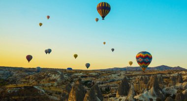 Renkli balonlar sabah gökyüzü ve güzel kayalık vadiler karşı. Kapadokya - Balon Turu büyük turistik cazibe. Göreme, Kapadokya.