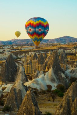 Renkli balonlar sabah gökyüzü ve güzel kayalık vadiler karşı. Kapadokya - Balon Turu büyük turistik cazibe. Göreme, Kapadokya.