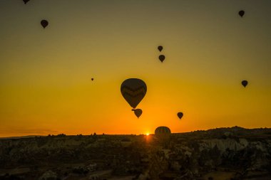 Göreme, Kapadokya seyahat. Sıcak hava balonları gökyüzünde bir sürü gündoğumu dağlarda. Sabah erken - eğlence turistler için