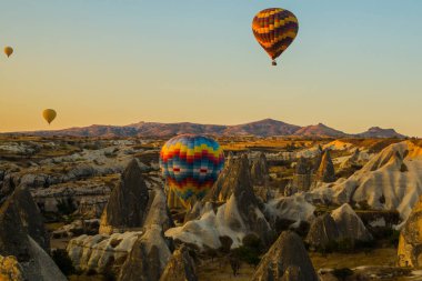 Kapadokya - balon turu büyük turistik cazibe. Cappadocia dünyanın her yerinden sıcak hava balonları ile uçmak için en iyi yerlerden biri olarak bilinir. Göreme, Kapadokya.