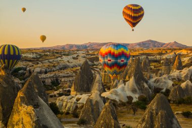 Kapadokya - balon turu büyük turistik cazibe. Cappadocia dünyanın her yerinden sıcak hava balonları ile uçmak için en iyi yerlerden biri olarak bilinir. Göreme, Kapadokya.
