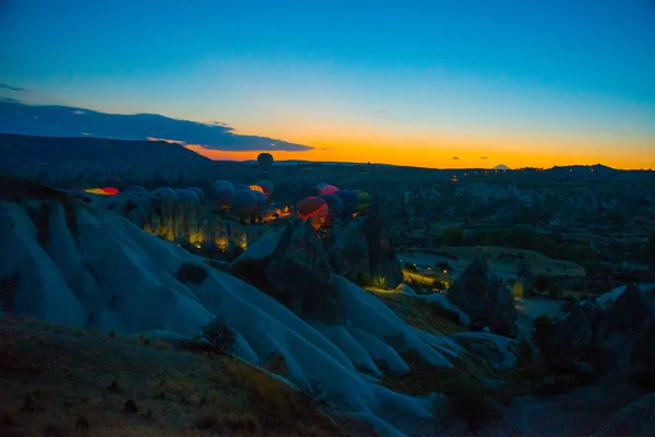 Iluminado Las Calles Nocturnas Goreme Turquía Capadocia Famoso Centro Globos —  Fotos de Stock