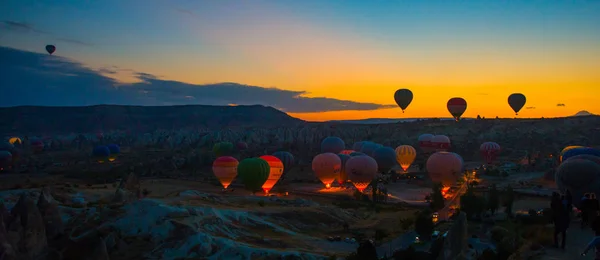 Goreme Anatolia Turquía Paisaje Globos Colores Campo Con Cielo Azul — Foto de Stock