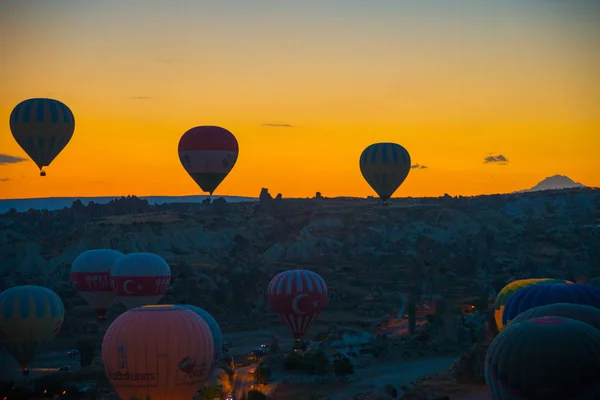 Goreme Anatólia Turquia Belo Nascer Sol Sobre Vales Céu Balões — Fotografia de Stock
