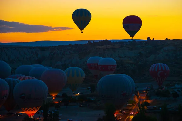 Goreme Anatólia Turquia Belo Nascer Sol Sobre Vales Céu Balões — Fotografia de Stock