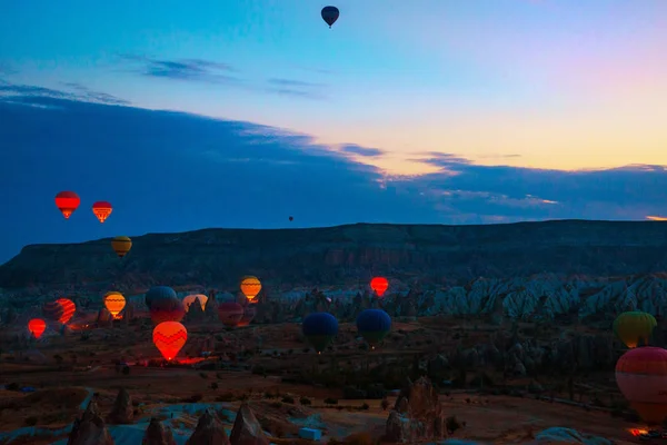 Capadócia Goreme Anatólia Turquia Balões Quente Voando Sobre Montanhas Paisagem — Fotografia de Stock