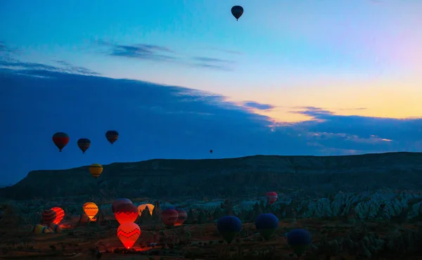 Cappadocia Goreme Anatolia Turchia Mongolfiere Che Sorvolano Montagne Paesaggio Tramonto — Foto Stock