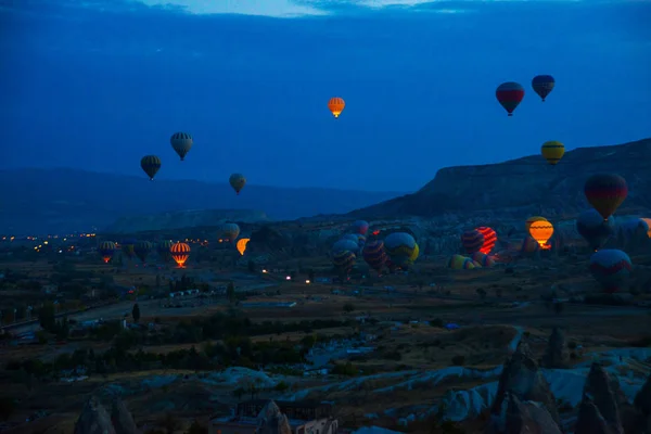 Kappadokien Goreme Anatolien Türkei Heißluftballons Fliegen Über Berge Landschaft Sonnenuntergang — Stockfoto