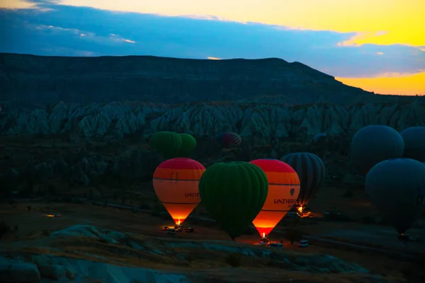 Capadocia Goreme Anatolia Turquía Globos Aire Caliente Volando Sobre Montañas — Foto de Stock