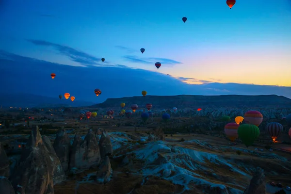 Capadócia Goreme Anatólia Turquia Muitos Balão Quente Voando Sobre Rochas — Fotografia de Stock