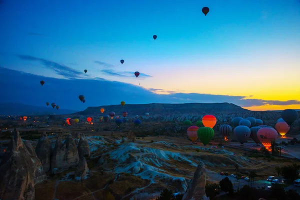 Cappadocia Göreme Anatolia Turcja Latające Balony Latające Nad Skały Krajobraz — Zdjęcie stockowe