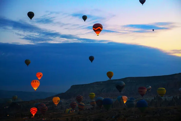 Cappadocia Göreme Anatolia Turcja Latające Balony Latające Nad Skały Krajobraz — Zdjęcie stockowe
