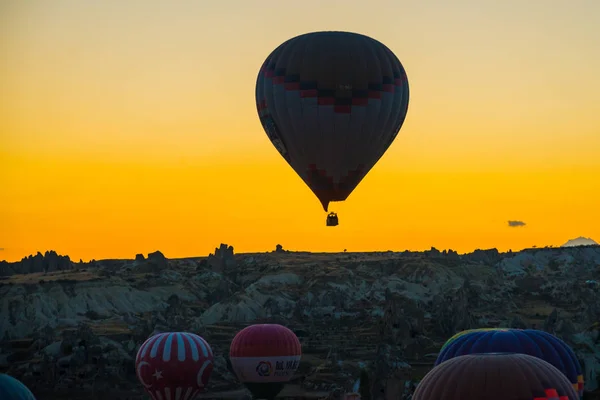 Kappadokien Göreme Anatolien Turkiet Solnedgången Varmluftsballonger Landar Ett Berg Cappadocia — Stockfoto