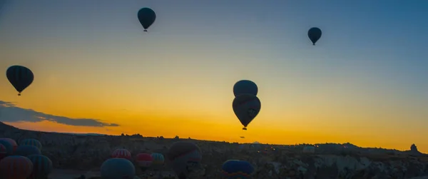 Cappadoce Goreme Anatolie Turquie Coucher Soleil Montgolfières Atterrissant Dans Une — Photo