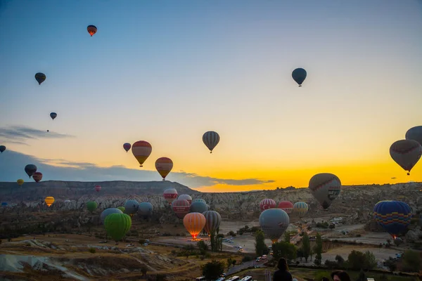 Kappadokien Göreme Anatolien Turkiet Solnedgången Varmluftsballonger Landar Ett Berg Cappadocia — Stockfoto