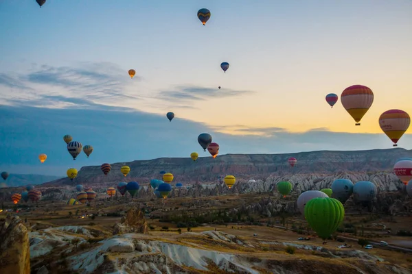 Luftballonger Över Bergslandskap Kappadokien Nationalparken Göreme Turkiet Anatolien Favorit Underhållning — Stockfoto