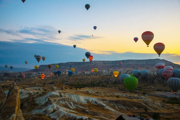 Balony Nad Górskich Krajobrazów Kapadocji Park Narodowy Goreme Turcja Anatolia — Zdjęcie stockowe