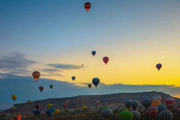 Balões Quente Sobre Paisagem Montanhosa Capadócia Parque Nacional Goreme Turquia — Fotografia de Stock