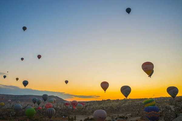 Goreme Turquia Numerosos Balões Quente Elevam Para Logo Após Amanhecer — Fotografia de Stock